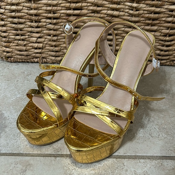 Gold heels - Picture 1 of 3